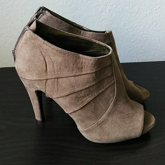 Shoes - Picture 3 of 4